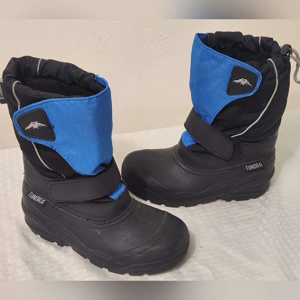 Tundra Kids Blue and Black Winter Boots Size 2.  # Z12